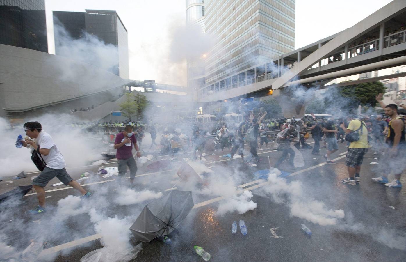 Gas lacrimógeno para frenar a los manifestantes en las calles de Hong Kong
