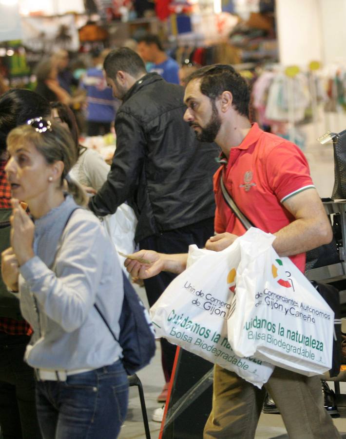 La feria del stock de Gijón, en imágenes