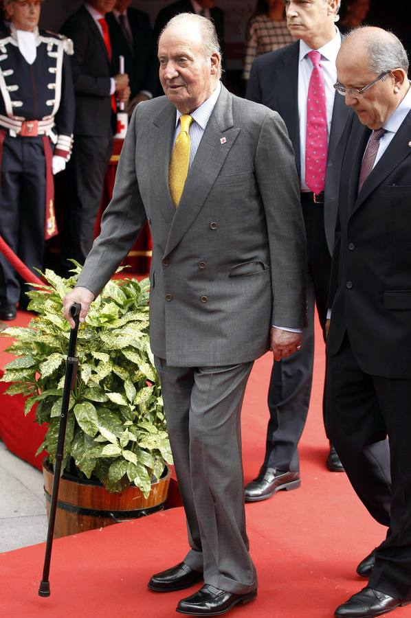 El rey Juan Carlos ha acudido a la mesa de cuestación de la Cruz Roja, presidida por primera vez por la reina Letizia, a las puertas del Congreso.