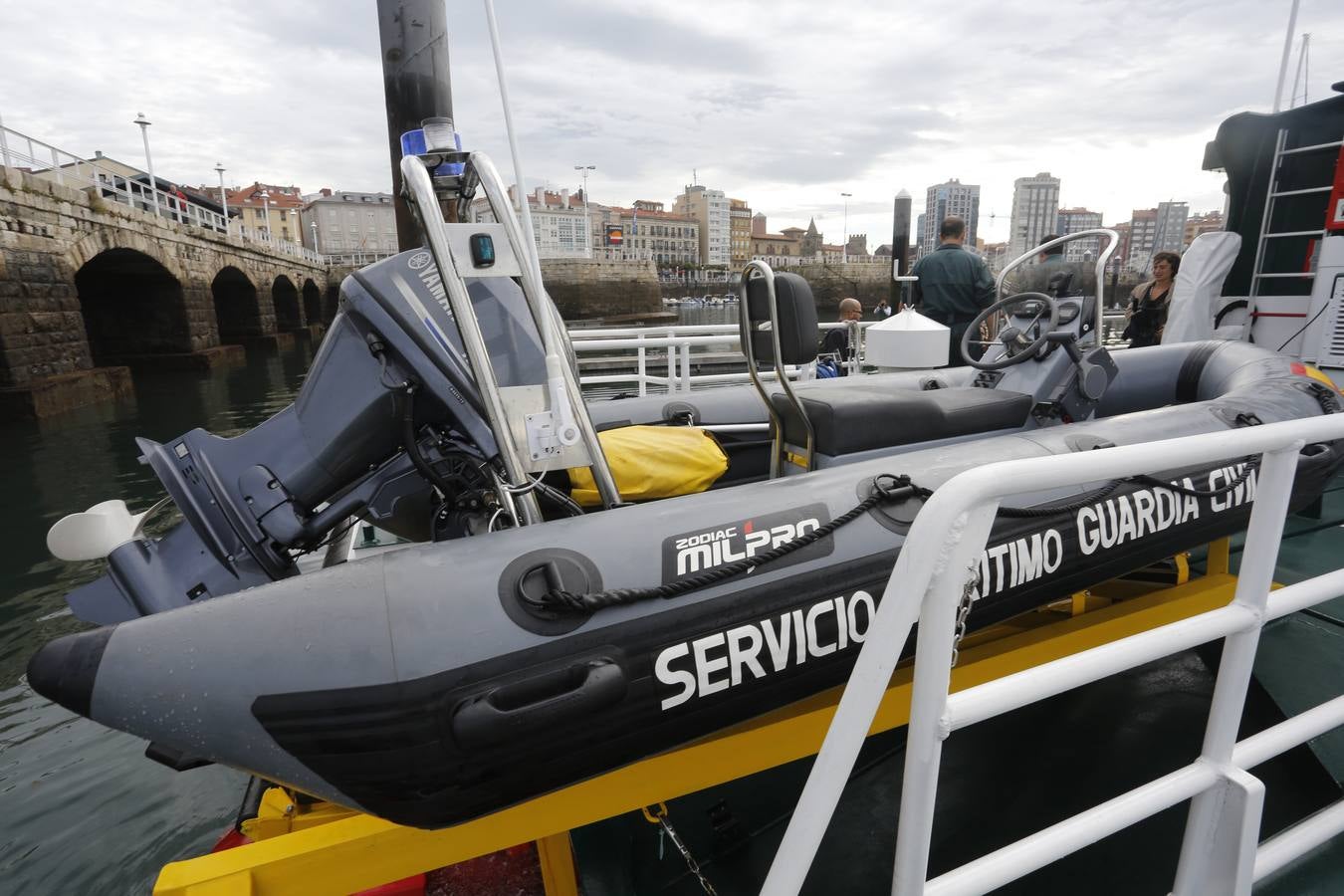 El ministro de Interior visita en Gijón la nueva embarcación de la Guardia Civil