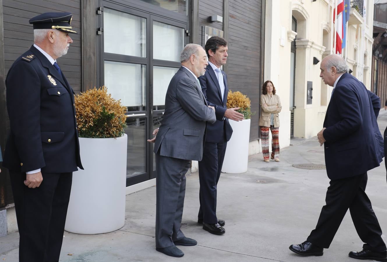 El ministro de Interior visita en Gijón la nueva embarcación de la Guardia Civil