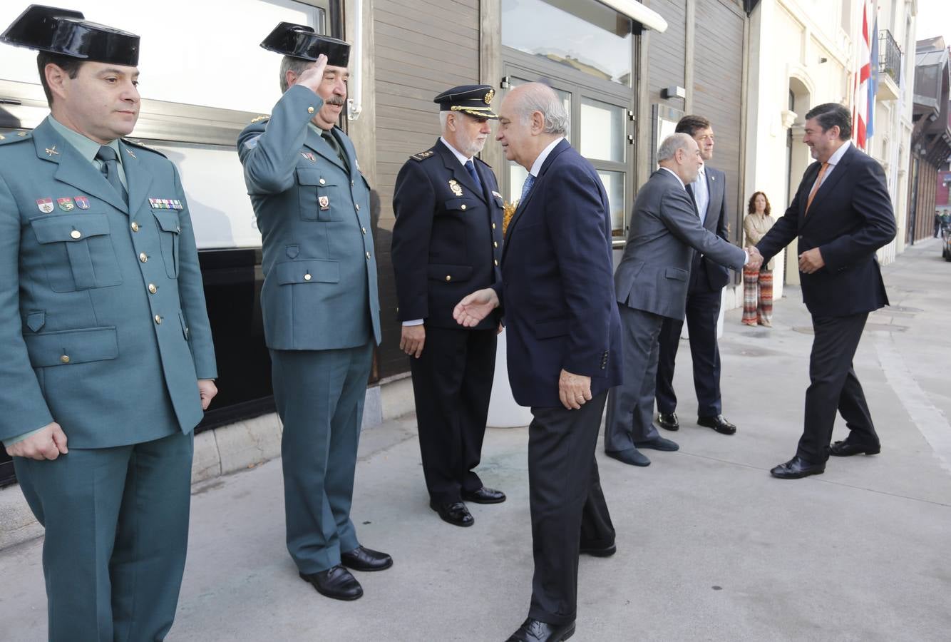 El ministro de Interior visita en Gijón la nueva embarcación de la Guardia Civil