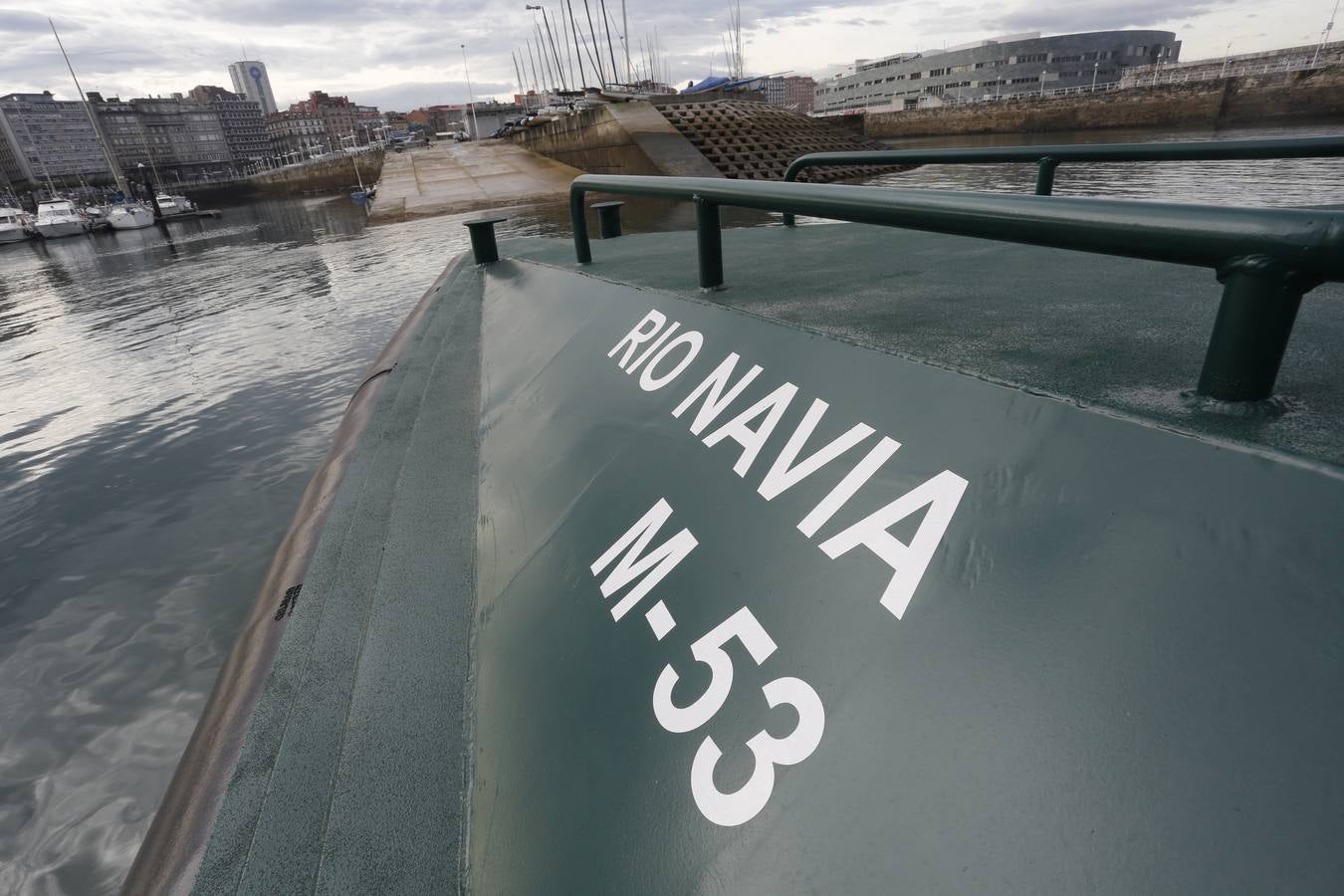 El ministro de Interior visita en Gijón la nueva embarcación de la Guardia Civil