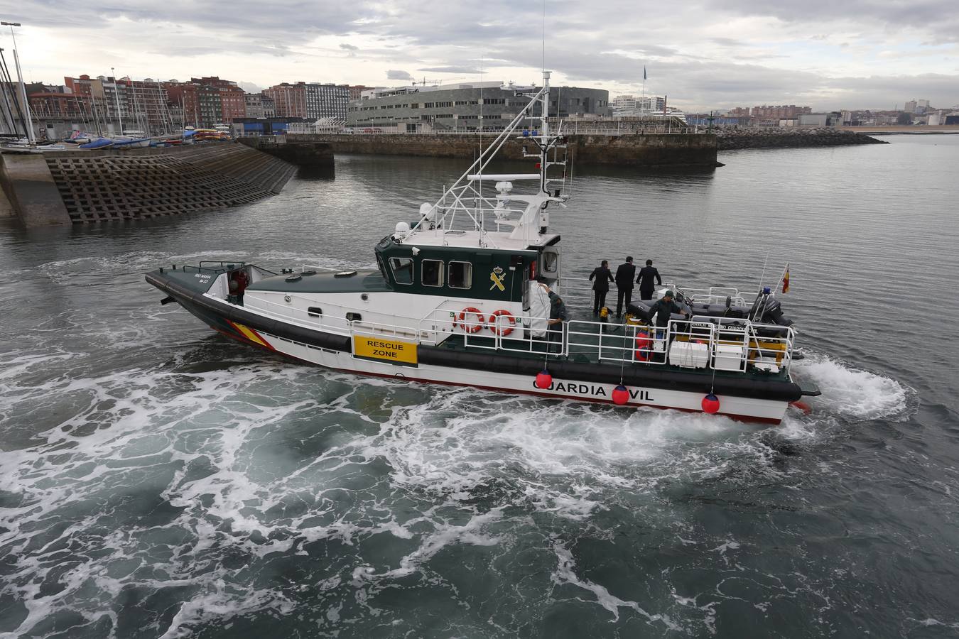 El ministro de Interior visita en Gijón la nueva embarcación de la Guardia Civil