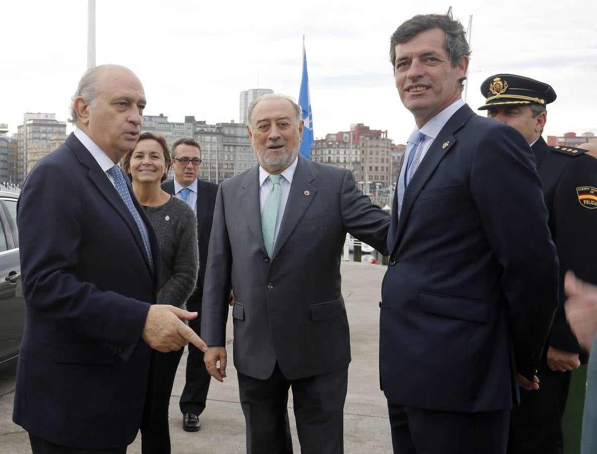 El ministro de Interior visita en Gijón la nueva embarcación de la Guardia Civil