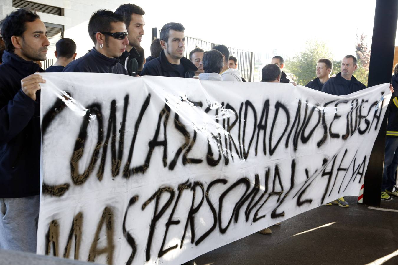 Los bomberos de Asturias protestan por la falta de medios