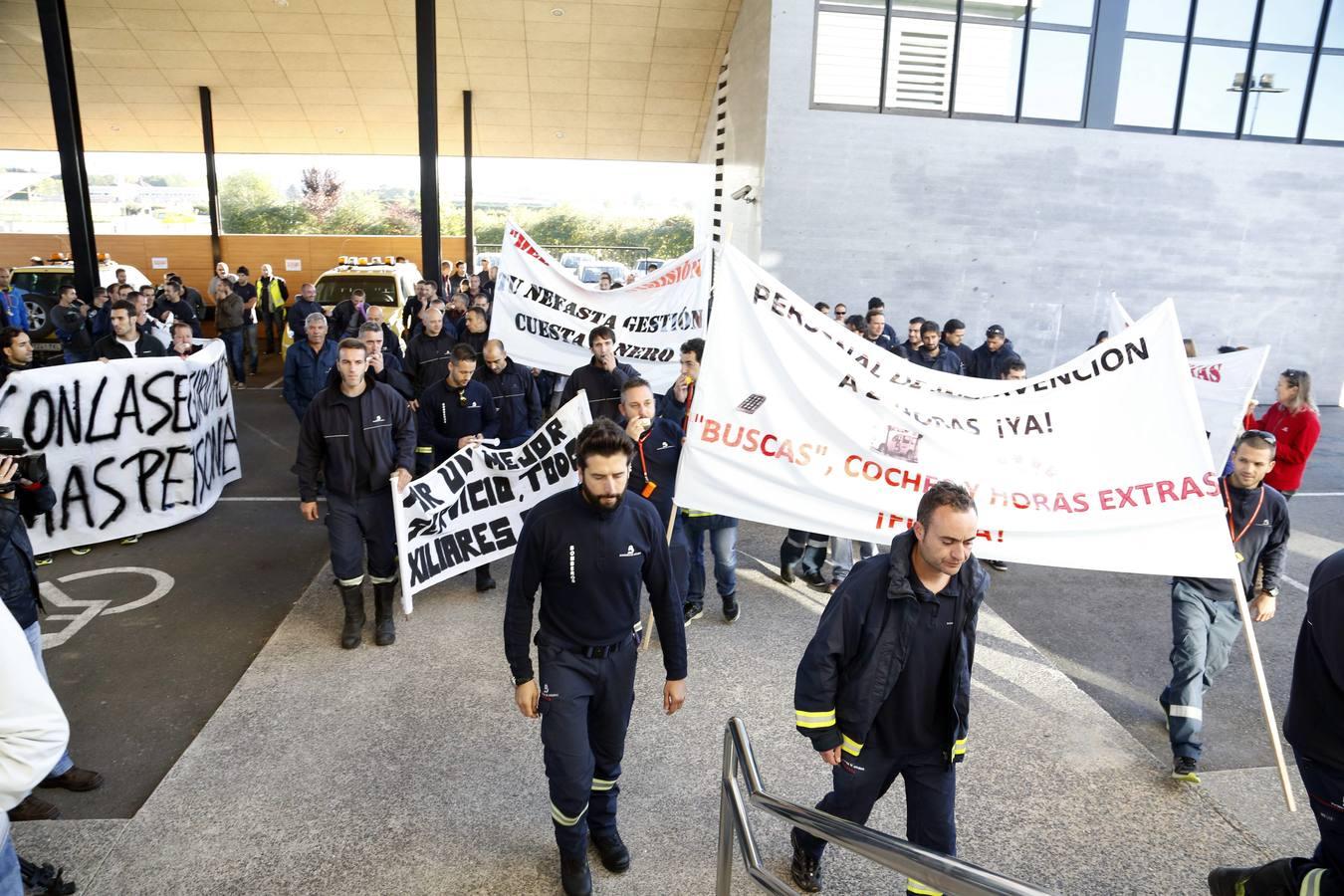 Los bomberos de Asturias protestan por la falta de medios