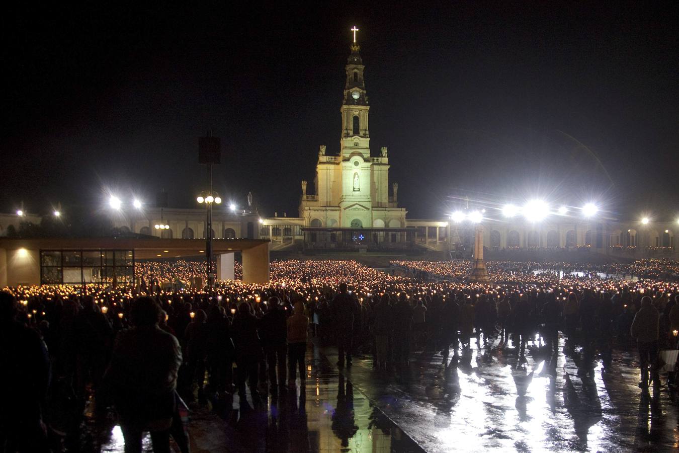 Miles de peregrinos acuden al Santuario de Fátima en Portugal