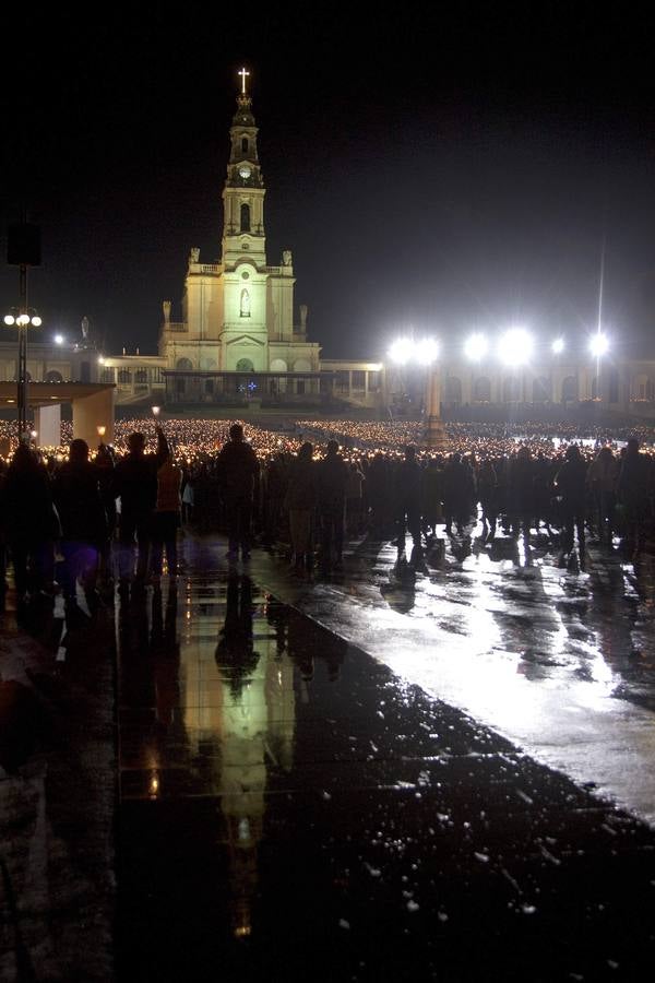Miles de peregrinos acuden al Santuario de Fátima en Portugal