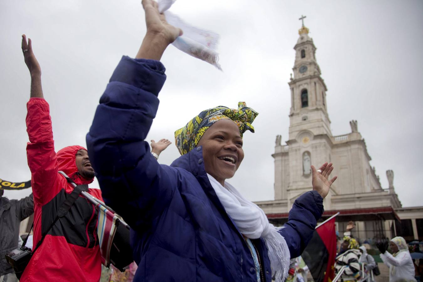 Miles de peregrinos acuden al Santuario de Fátima en Portugal