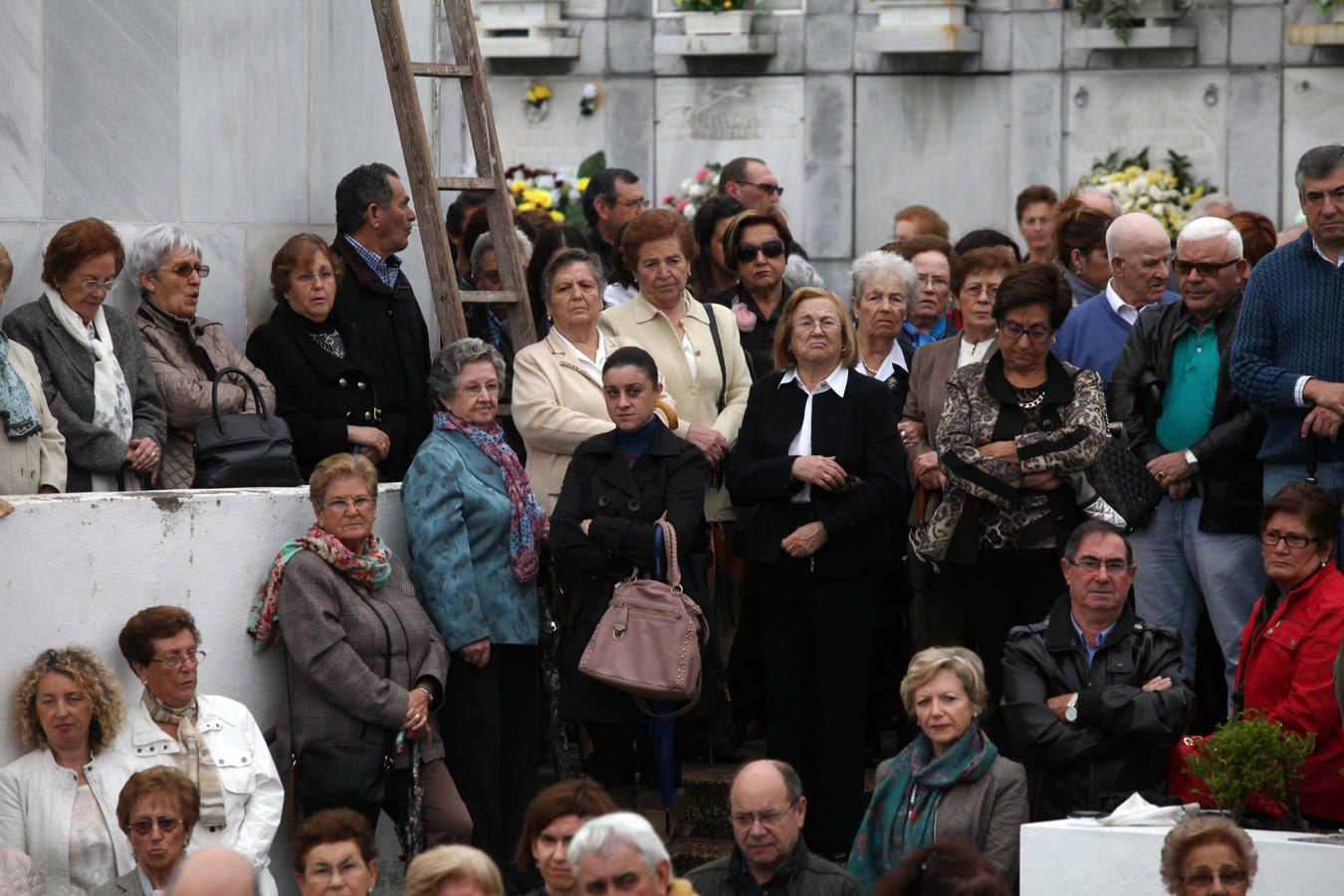 Los cementerios avilesinos se llenan de fieles para honrar a los difuntos