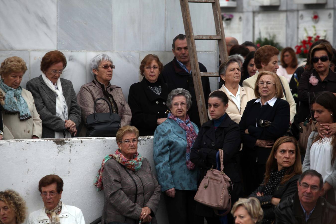 Los cementerios avilesinos se llenan de fieles para honrar a los difuntos