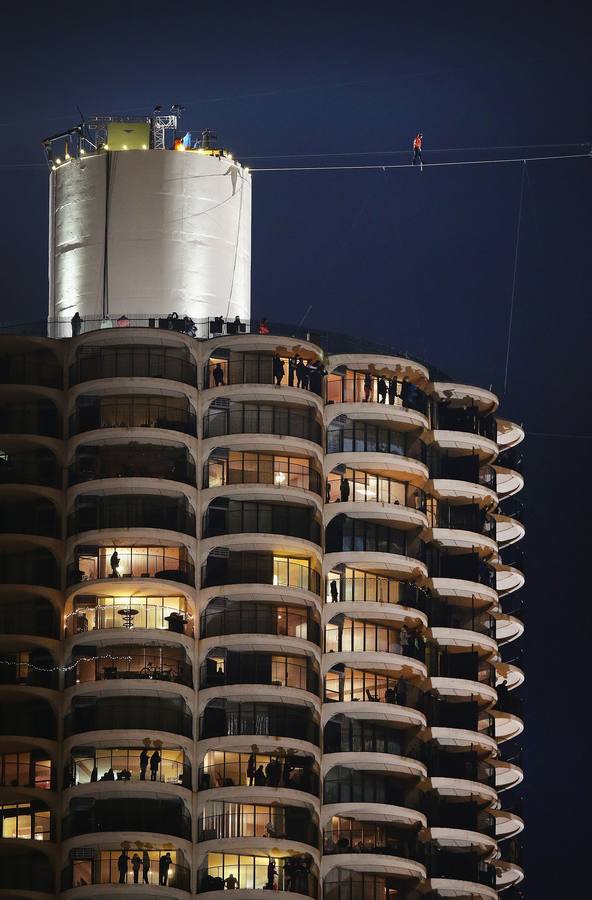 Nik Wallenda camina entre dos rascacielos con los ojos vendados