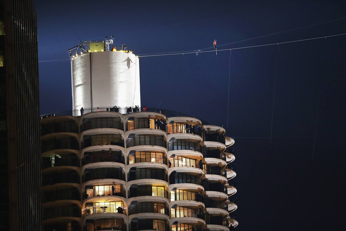 Nik Wallenda camina entre dos rascacielos con los ojos vendados