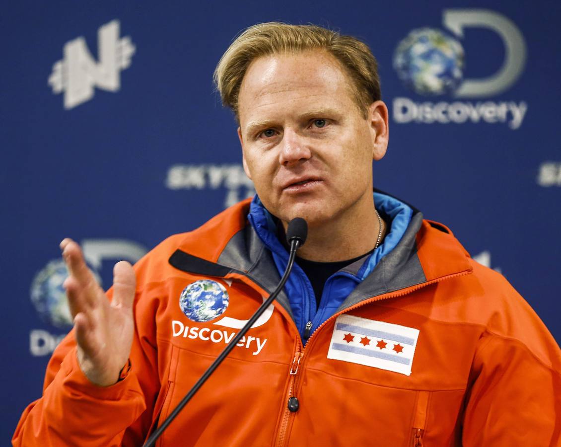 Nik Wallenda camina entre dos rascacielos con los ojos vendados