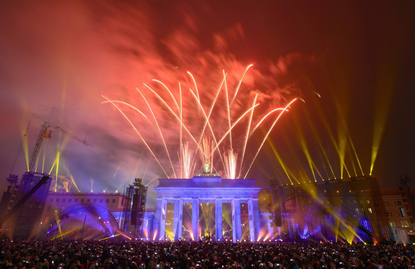 El cielo de Berlín se ilumina para festejar la caída del Muro hace 25 años