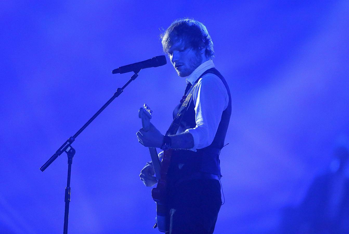 El cantante británico Ed Sheeran actúa durante la gala.