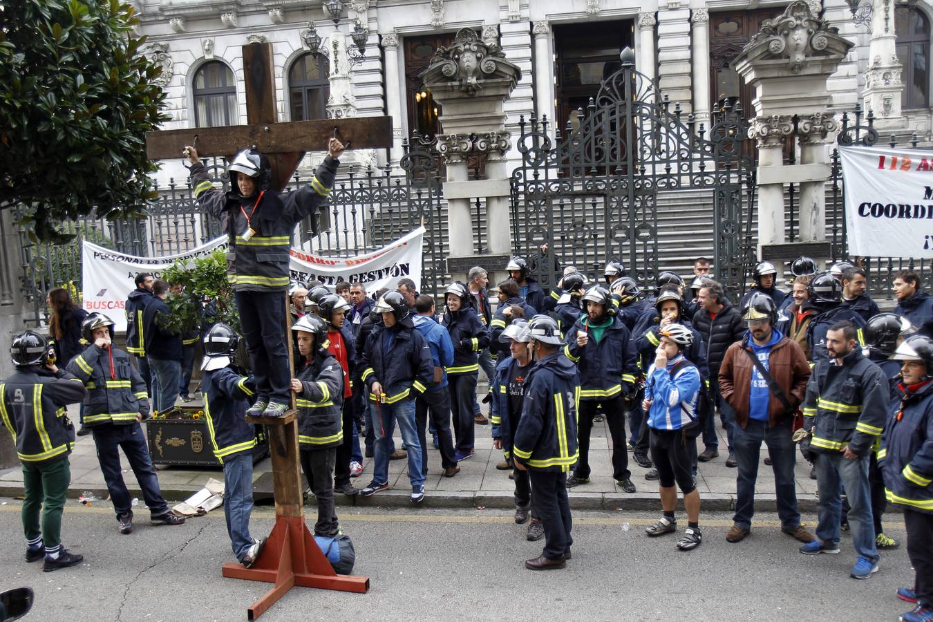 Bomberos de Asturias protesta por la reducción de efectivos