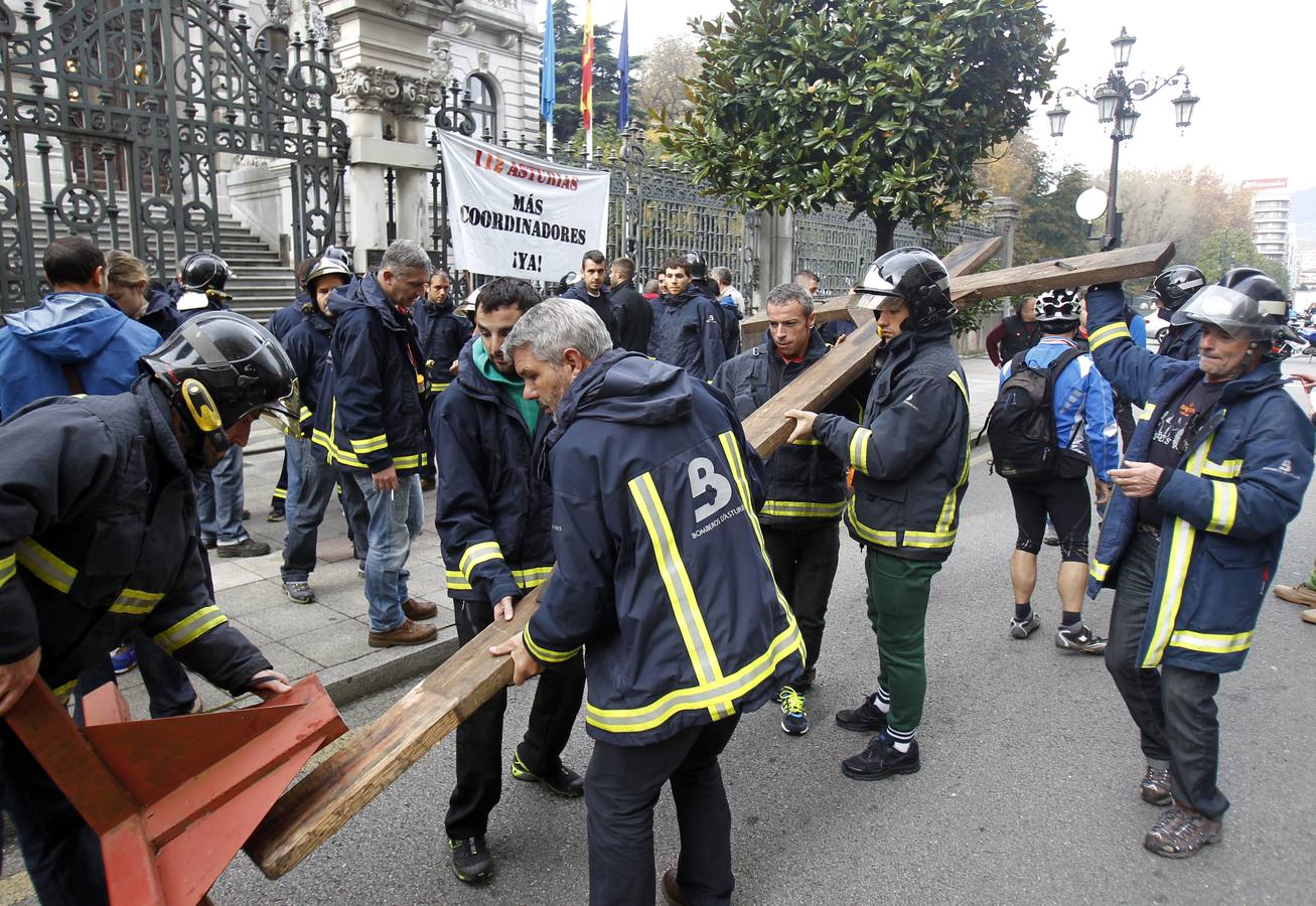 Bomberos de Asturias protesta por la reducción de efectivos