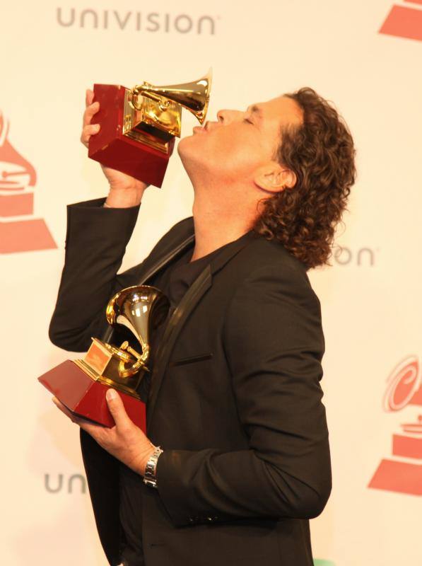 Carlos Vives posa con el premio al mejor álbum tropical contemporáneo y a la mejor canción tropical.