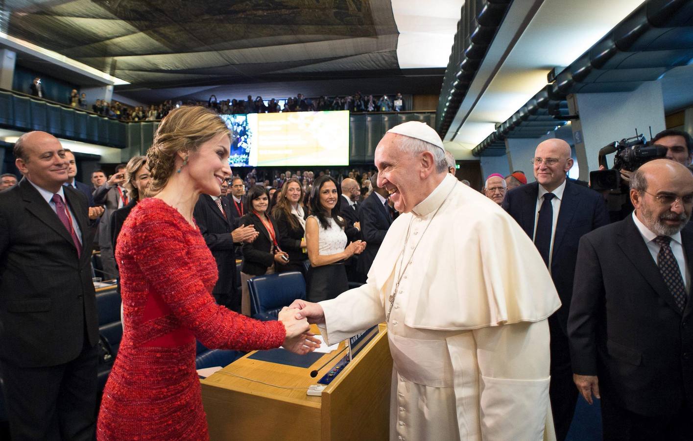 Unidos contra el hambre. El papa Francisco estrecha la mano de la reina Letizia de España en la II Conferencia Internacional sobre Nutrición organizada por la FAO y la OMS en Roma, Italia.