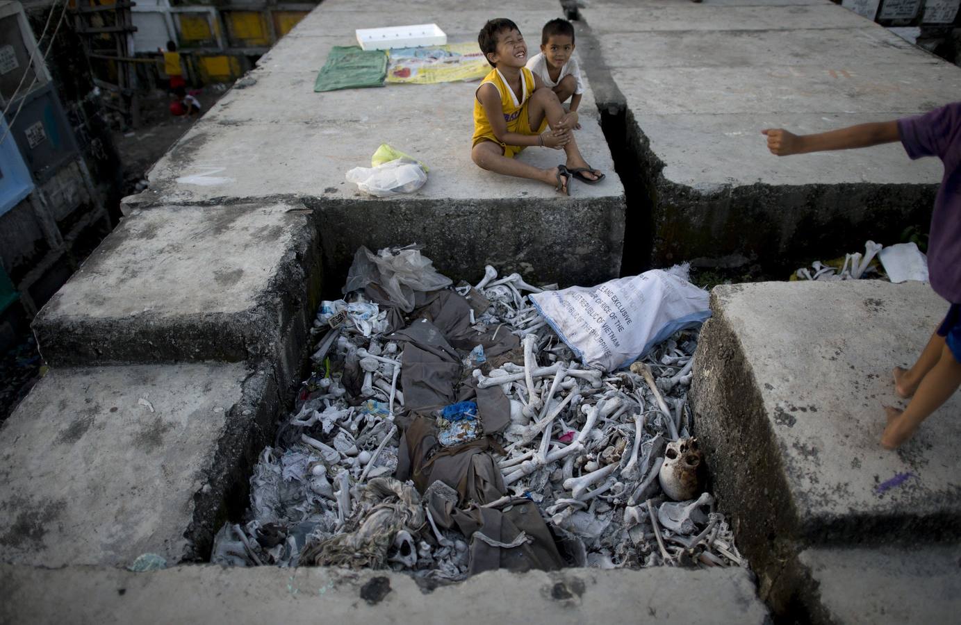 Drama en Manila. Los niños que viven junto a un cementerio.