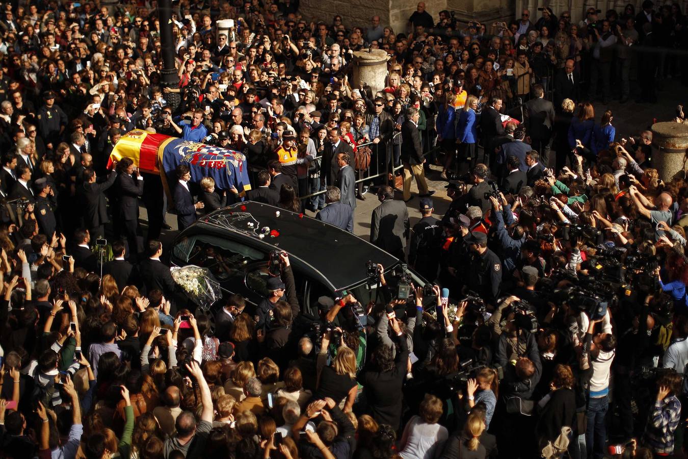 Adiós a Cayetana de Alba. Miles de personas despidieron a la aristócrata en Sevilla.