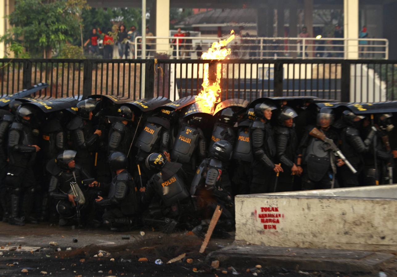 Graves enfrentamientos entre estudiantes y policía en Indonesia