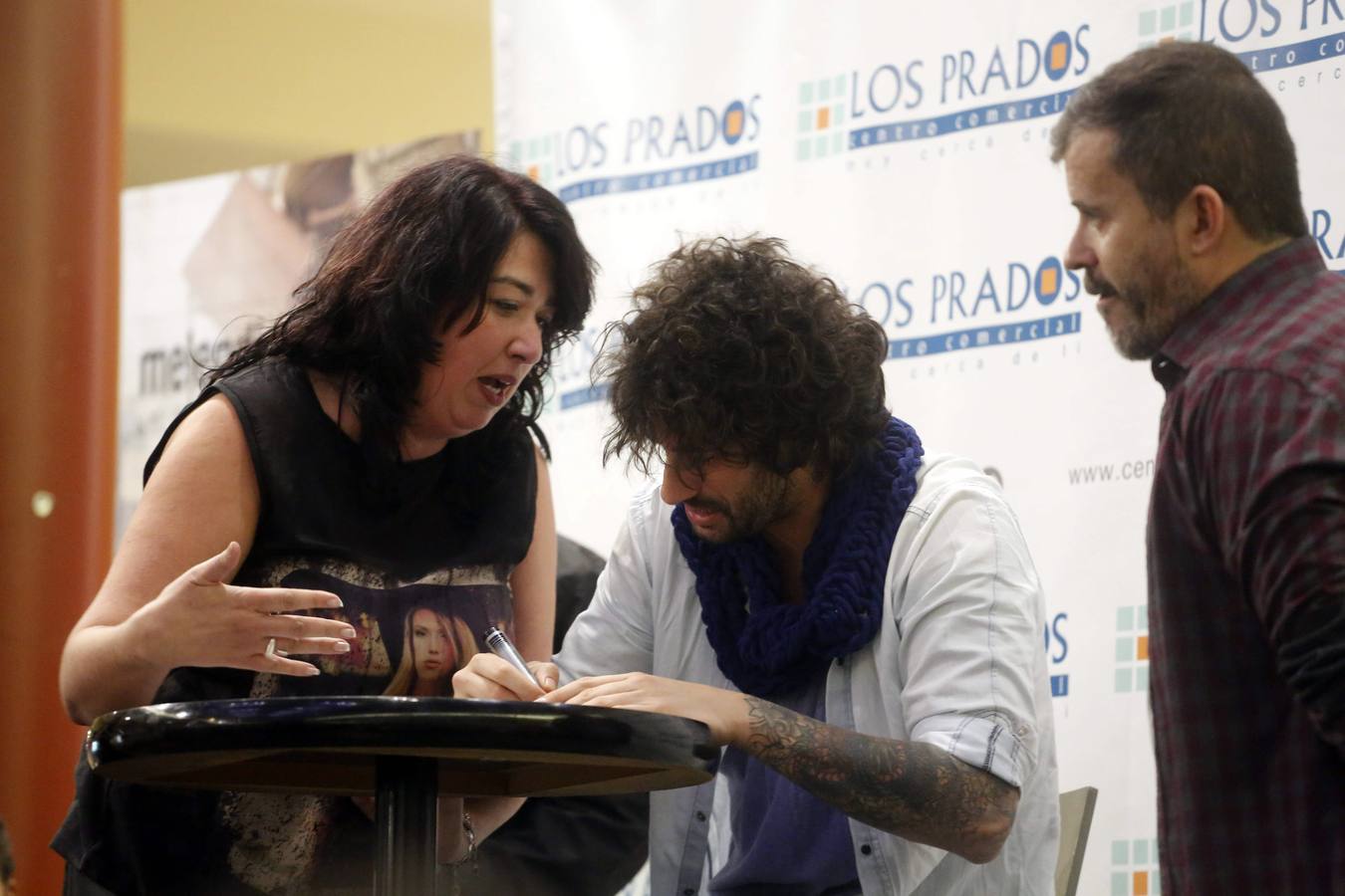 Melendi firma discos en Oviedo