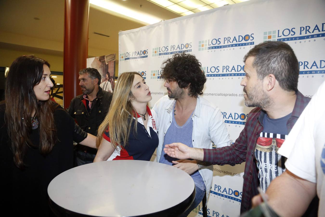 Melendi firma discos en Oviedo