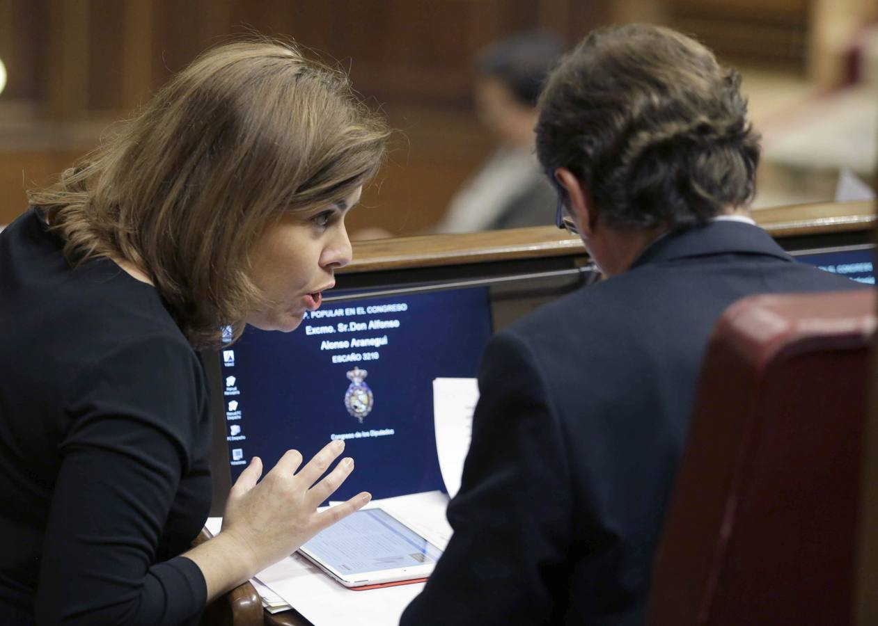 Soraya Sáenz de Santamaría conversa con Alfonso Alonso.