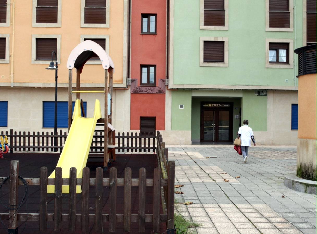 Zona de juegos frente a la casa en la que las niñas fueron encontradas. Todo era silencio hoy e la calle Los Quebrantos.