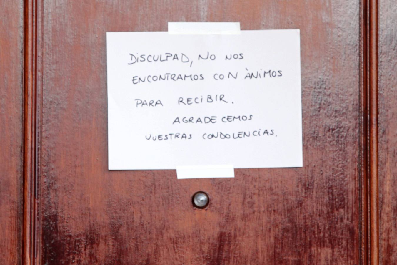 Puerta de la casa en la que las pequeñas vivían junto a su madre. La familia de las niñas está destrozada por el dolor.