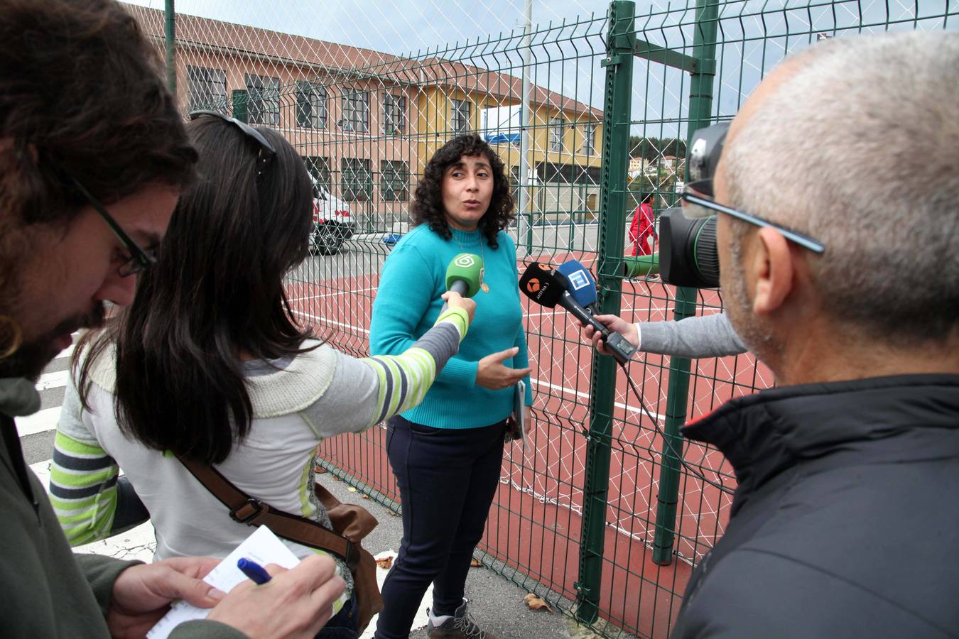 La madre de uno de los compañeros de las niñas intenta atender a los medios de comunicación.