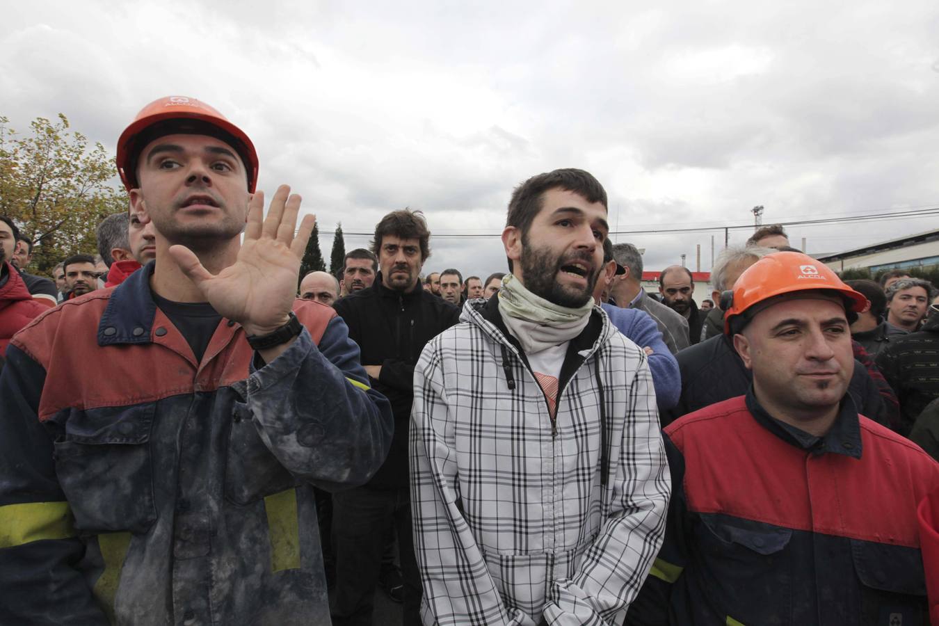 Concentración de los trabajadores de Alcoa ante el anuncio de despidos masivos