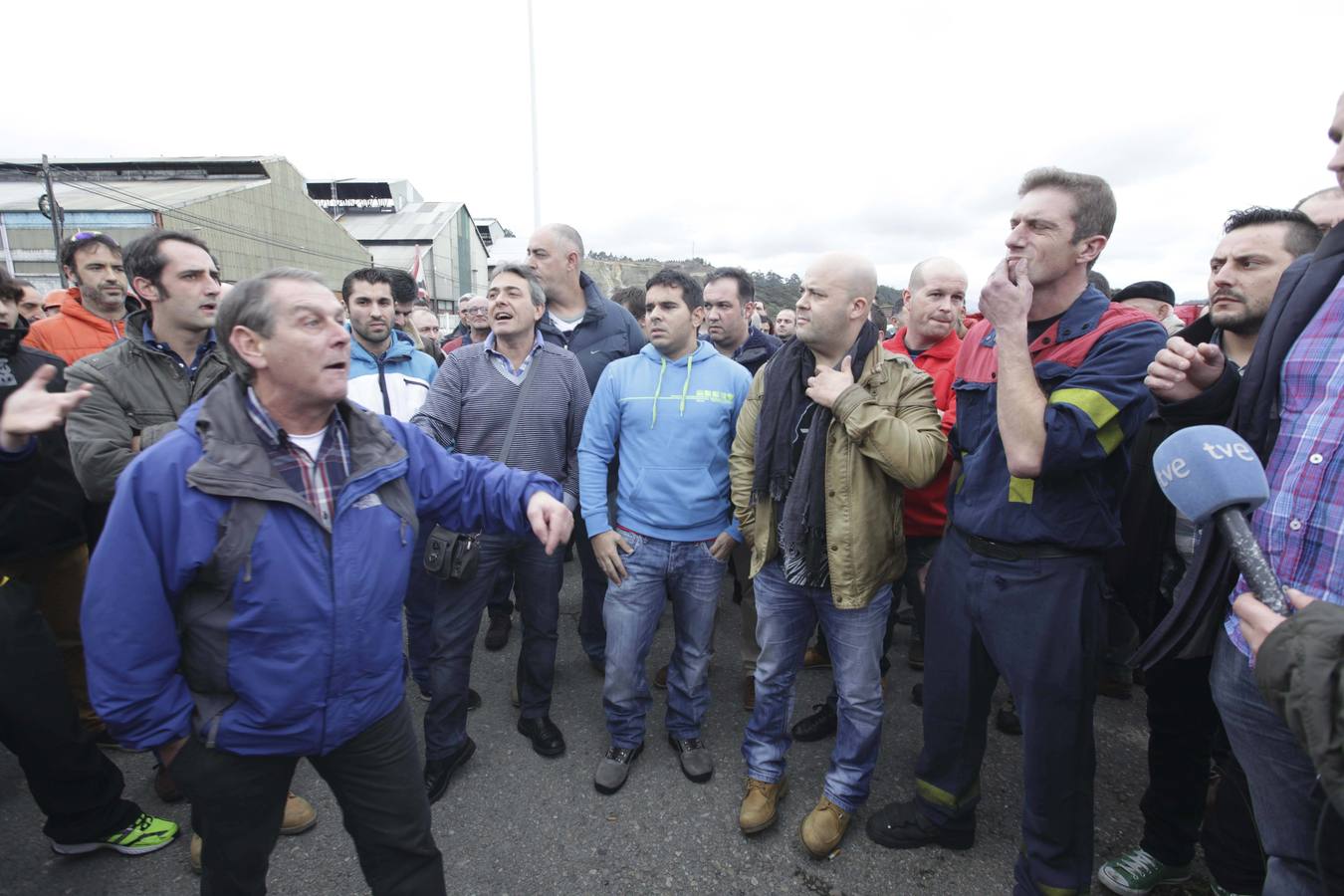 Concentración de los trabajadores de Alcoa ante el anuncio de despidos masivos