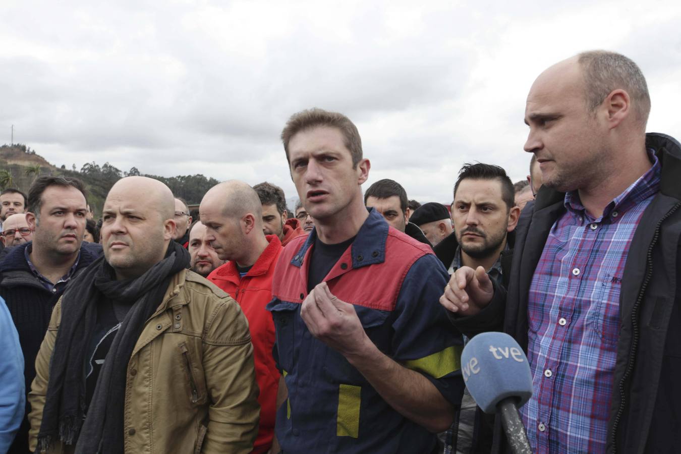 Concentración de los trabajadores de Alcoa ante el anuncio de despidos masivos