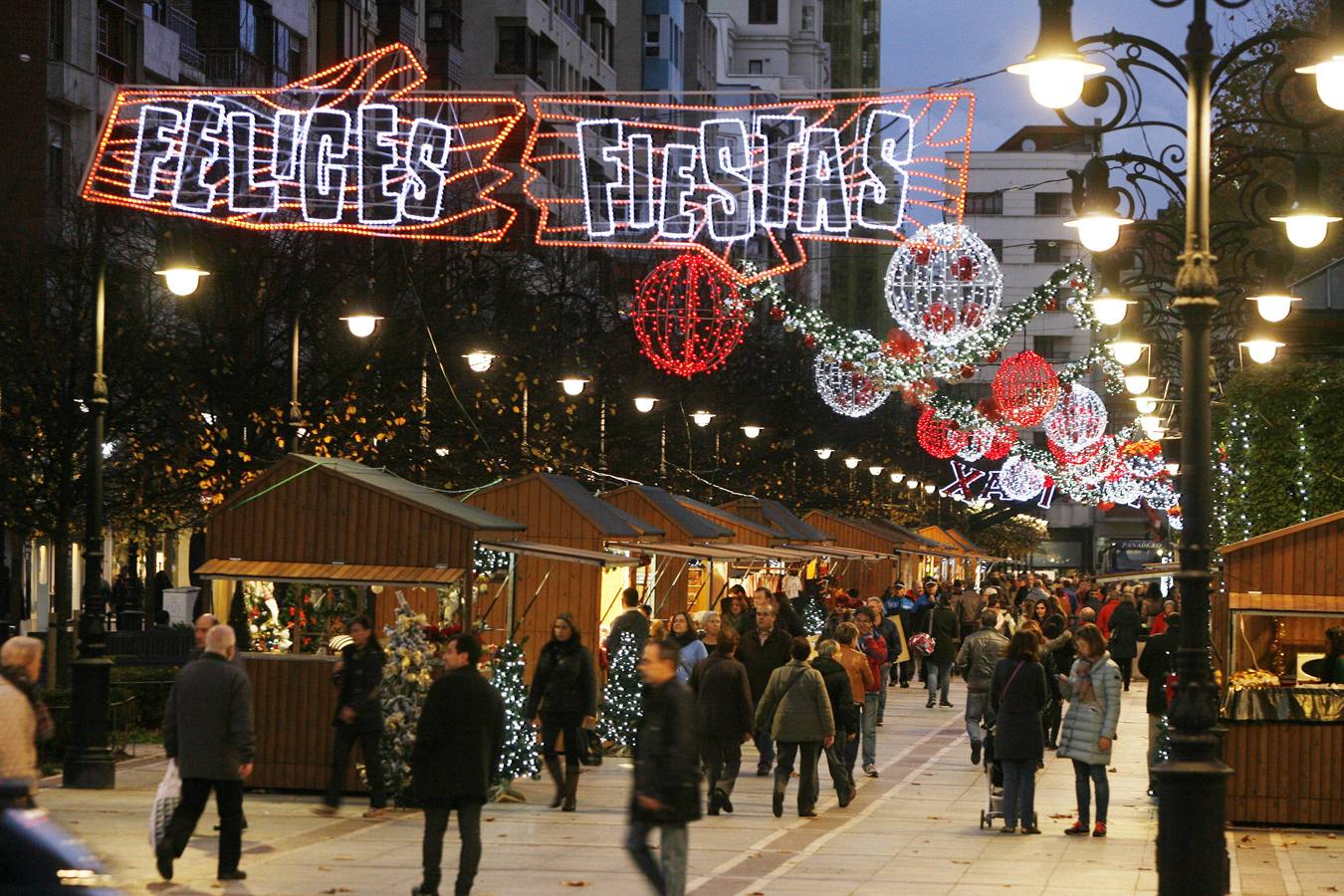 Gijón enciende la iluminación de Navidad