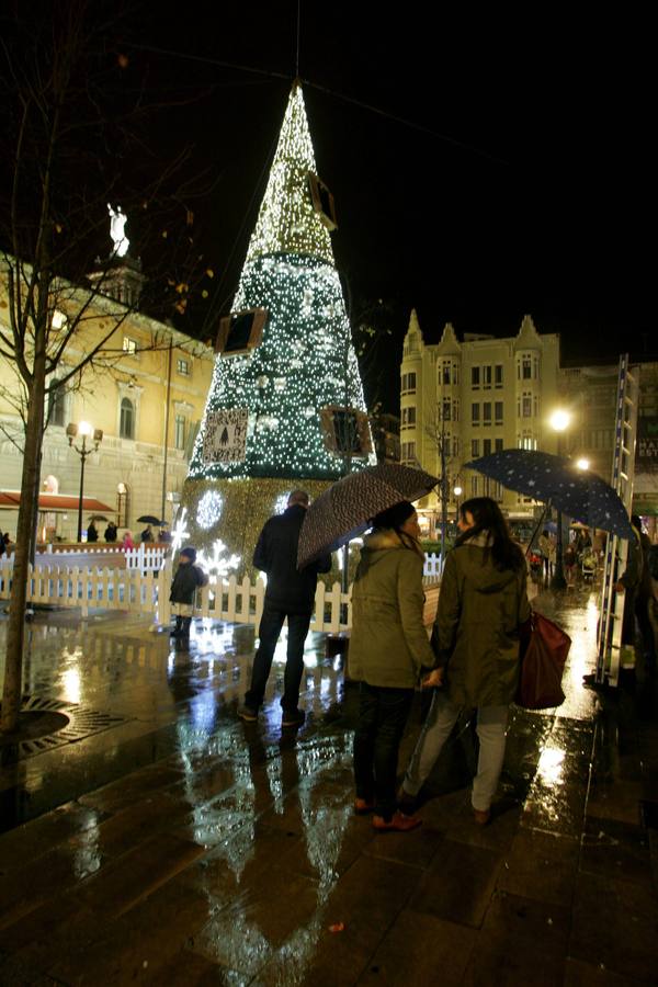 Gijón enciende la iluminación de Navidad