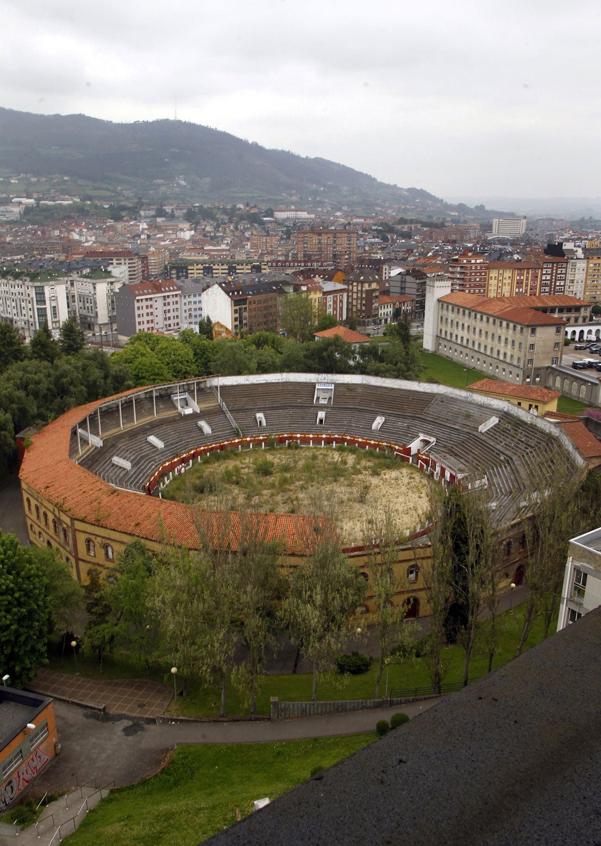 Cinco edificios de Oviedo con la puerta cerrada