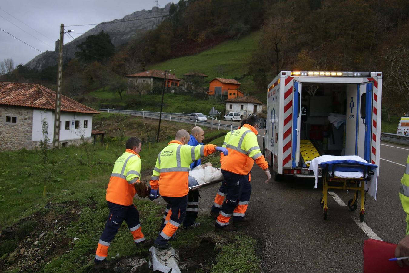 Espectacular accidente en Cangas de Onís