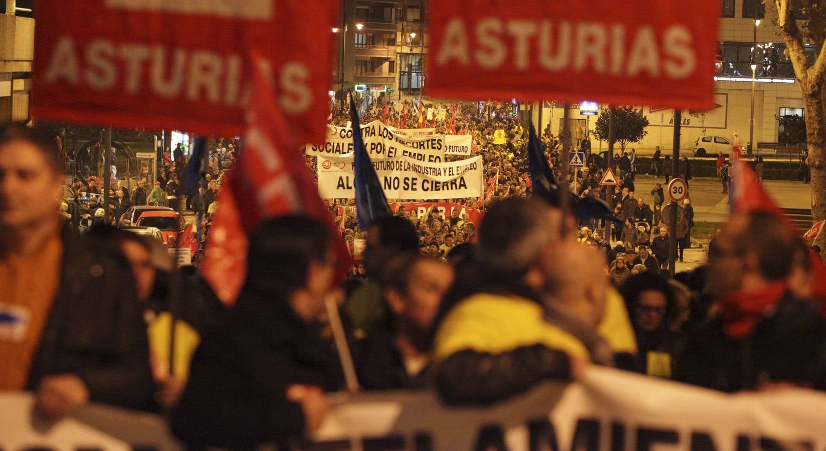 Multitudinaria manifestación en Avilés contra el cierre de Alcoa