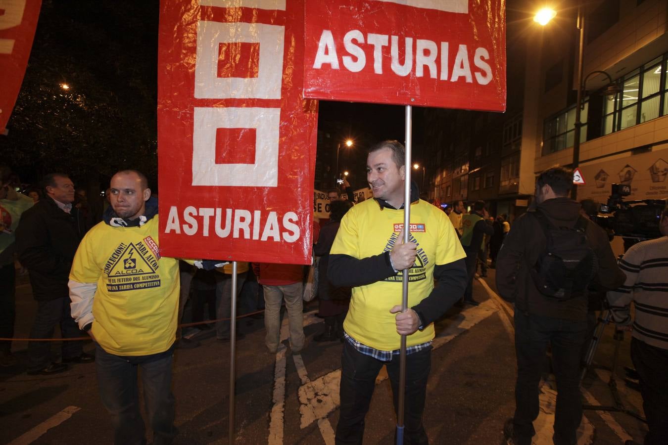 Multitudinaria manifestación en Avilés contra el cierre de Alcoa