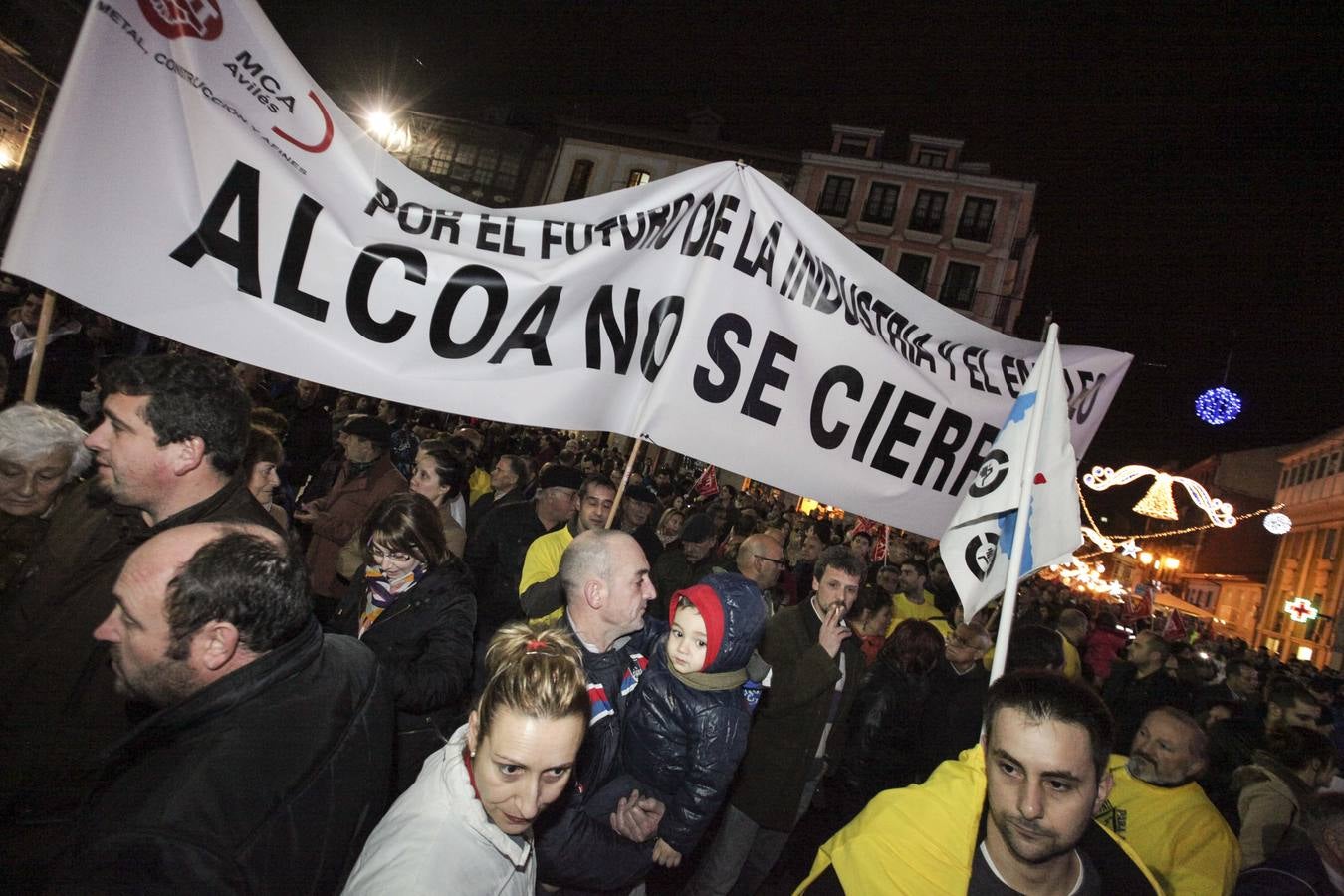 Multitudinaria manifestación en Avilés contra el cierre de Alcoa