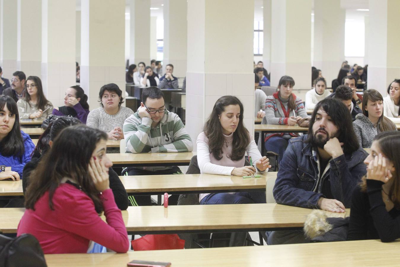 2.500 personas tratan de conseguir 52 puestos de trabajo