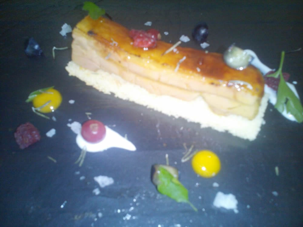Milhojas caramelizada de foie (Castro El Gaiteru, de Celorio). Tosta de pan de maíz con base de láminas de foie, micuit con piña y caramelizado, acompañado de yogur griego, jugo de mango y frutos rojos.