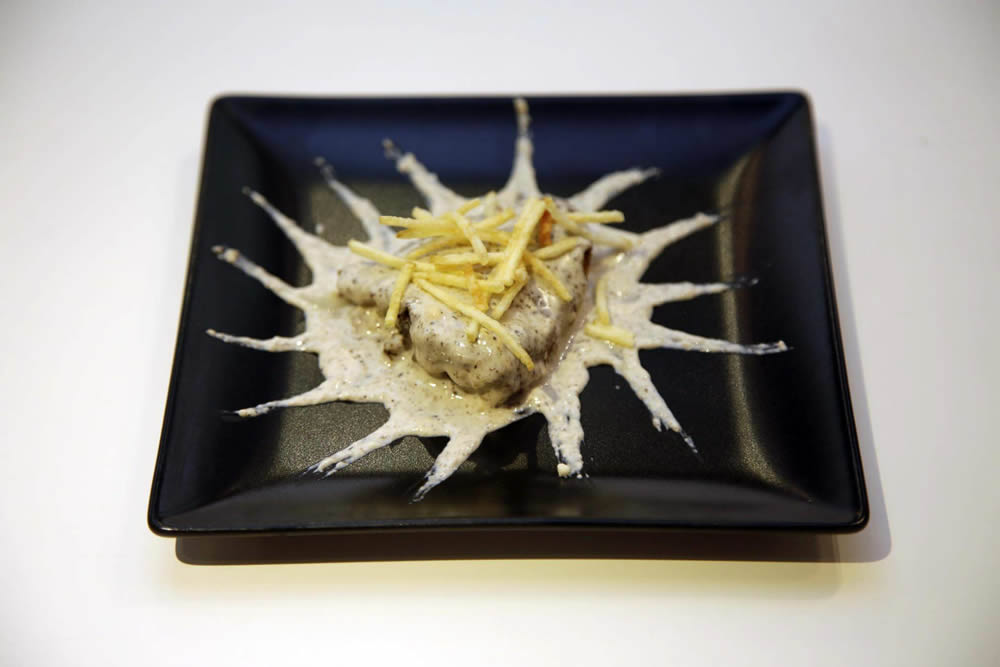 ¡Y un pimiento! (La Fontana). Pimiento del piquillo relleno de carne de ternera con bechamel y cubierto con una crema de setas.