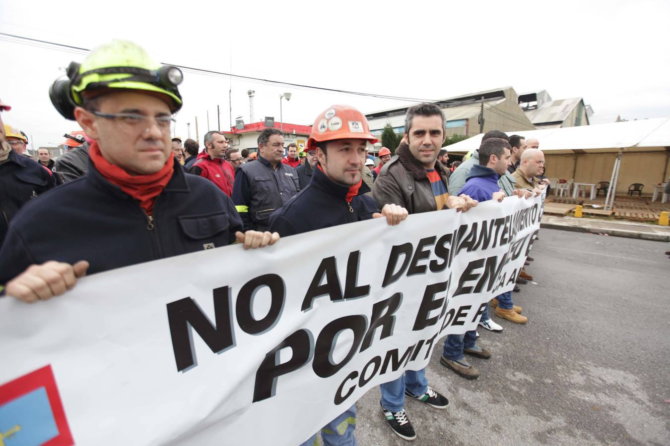 Los trabajadores de Alcoa protestan a las puertas de la fábrica