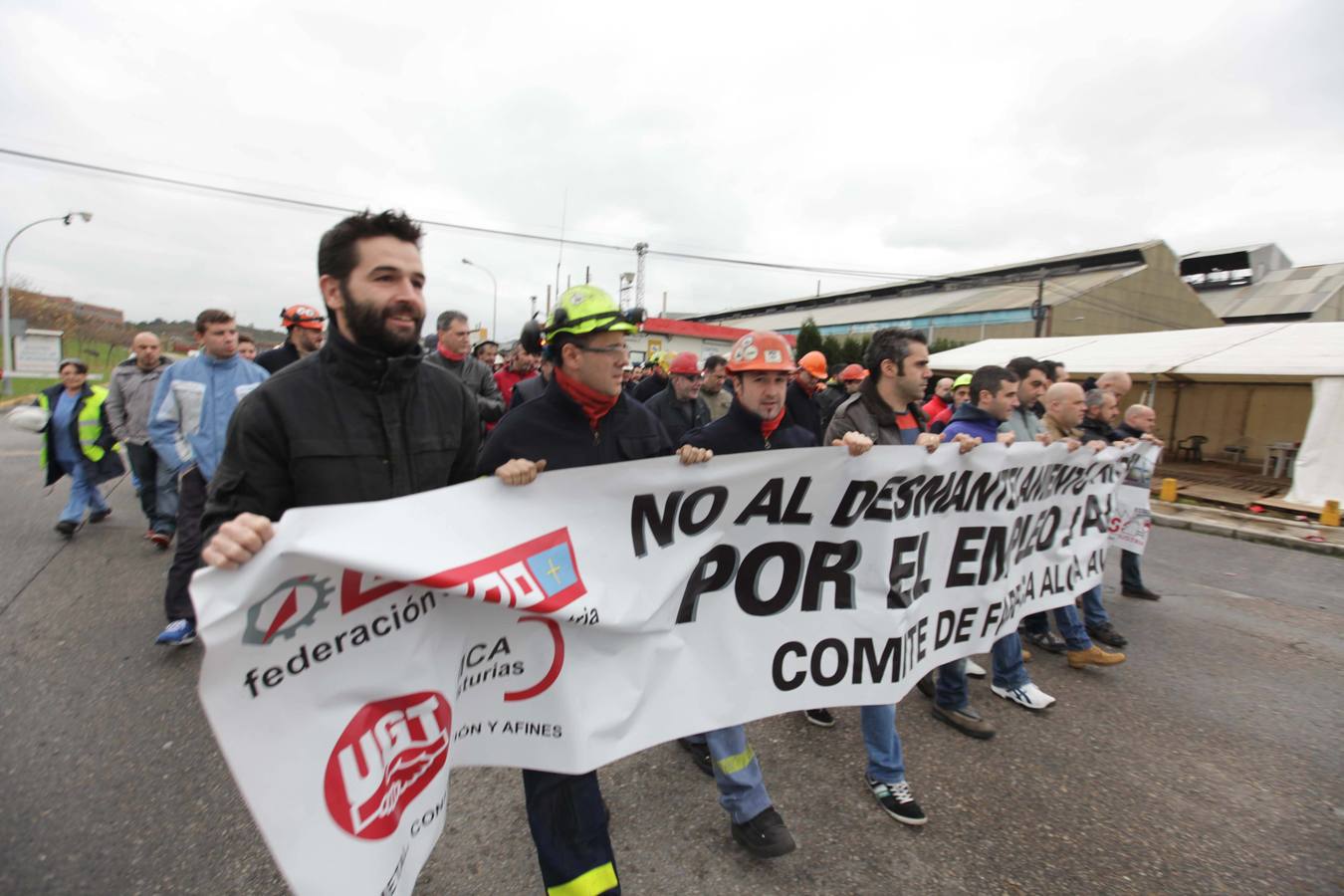 Los trabajadores de Alcoa protestan a las puertas de la fábrica