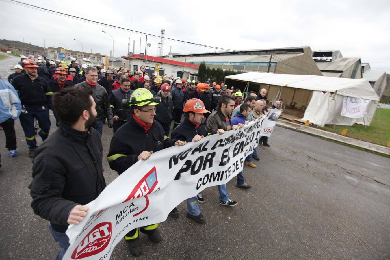 Los trabajadores de Alcoa protestan a las puertas de la fábrica